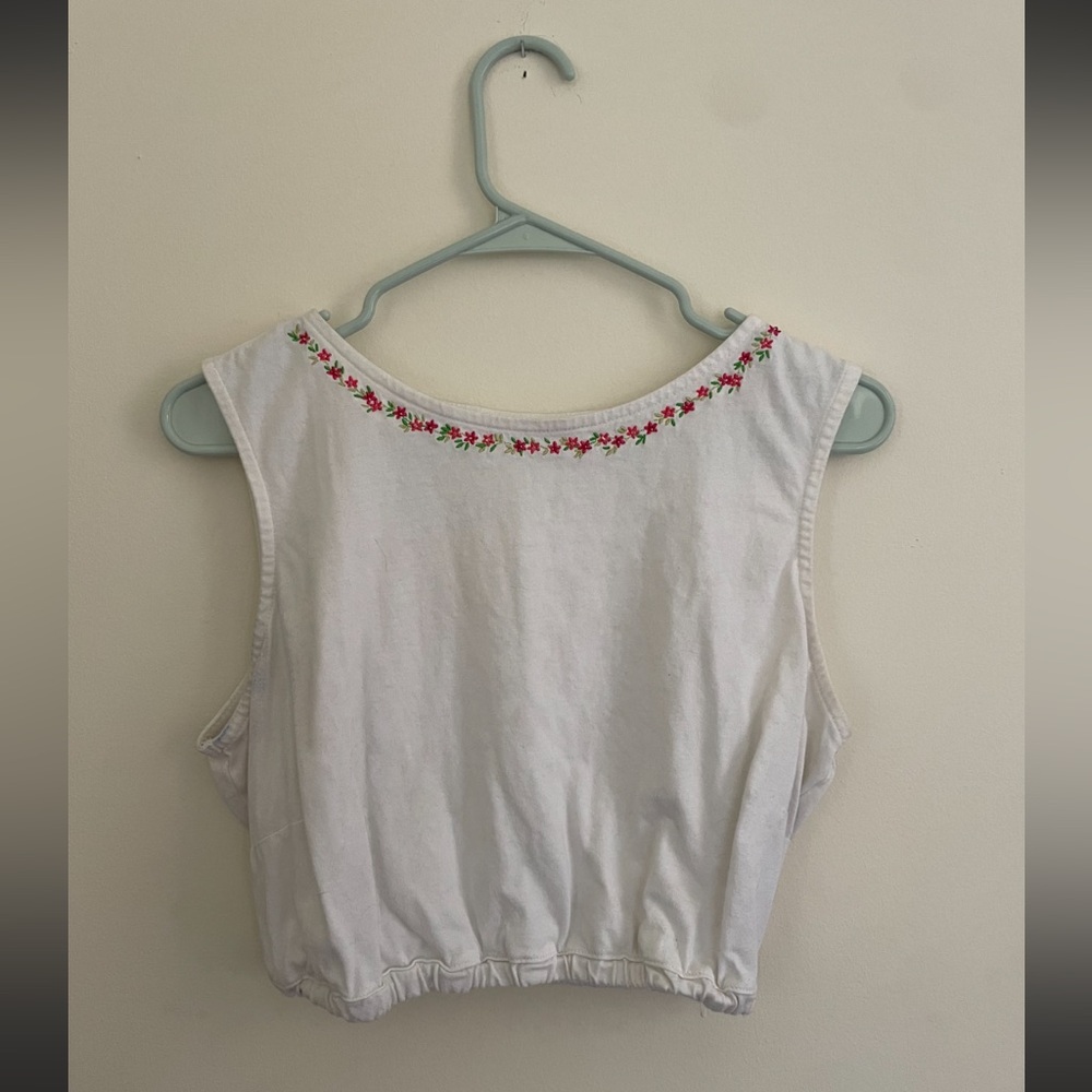 Sleeveless crop top white cotton shirt with flower embroidery hemline